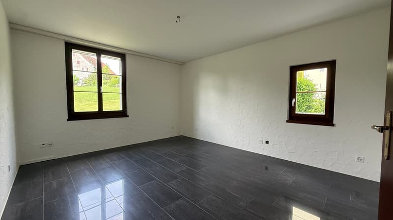 Charmante 5.5-Zimmer-Wohnung mit Kamin und Aussicht in Lufingen (11)