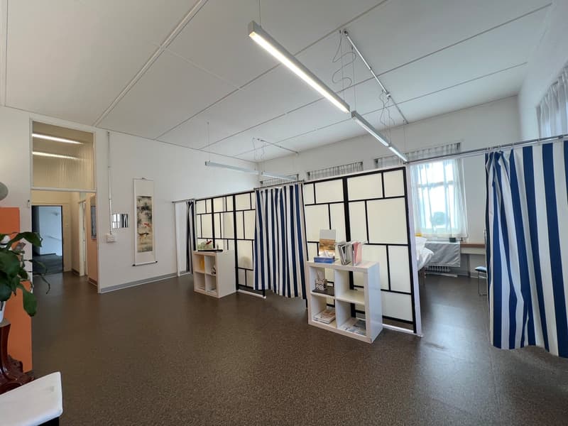 Büro-/Praxisraum im Erdgeschoss zu vermieten (2)