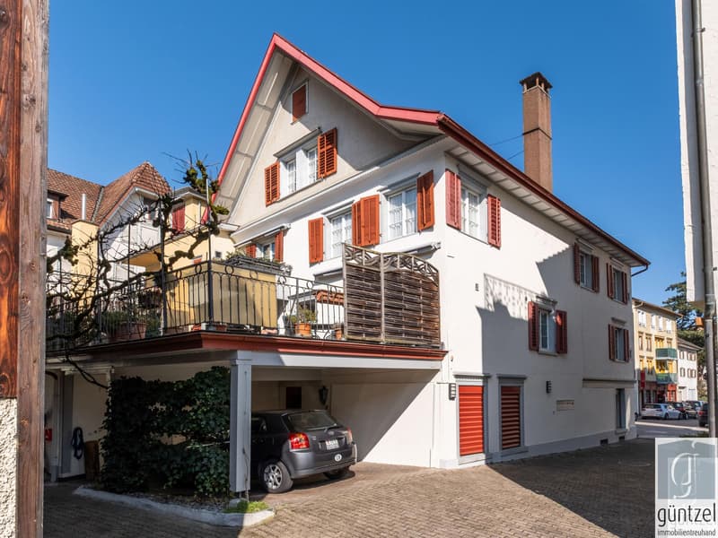 Wohnhaus mit Fahrzeugabstellplatz