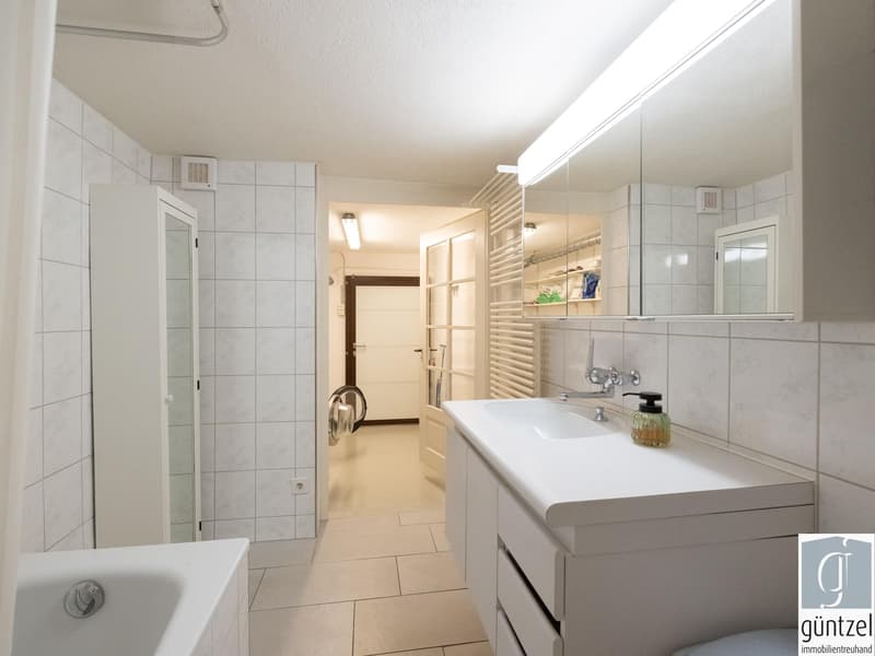 EG: Badezimmer mit Wirtschaftsraum