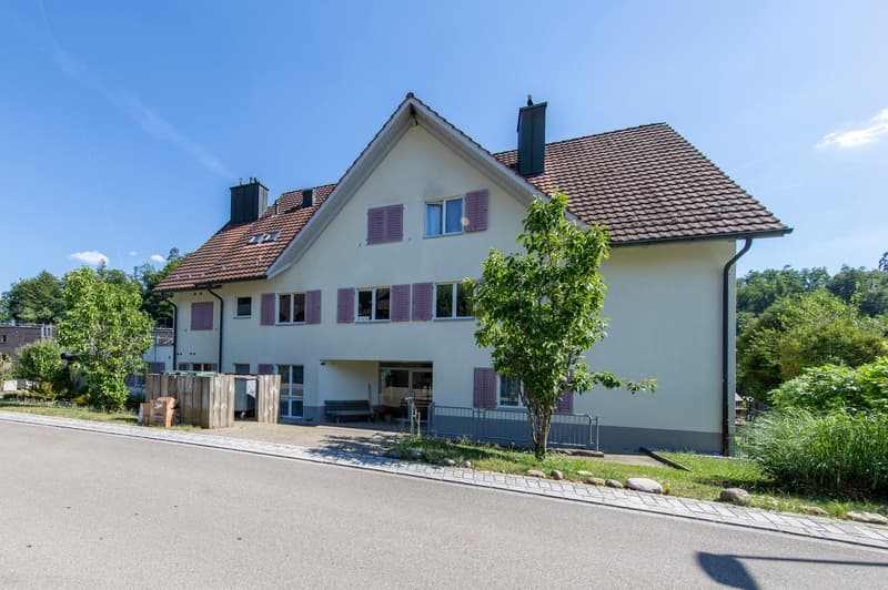 Charmante 4.5-Zimmer-Wohnung mit Kamin und Balkon in Freienstein-Teufen (1)
