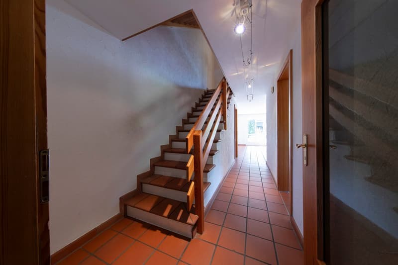 Charmantes 6.5-Zimmer-Zweifamilienhaus in Embrach (10)
