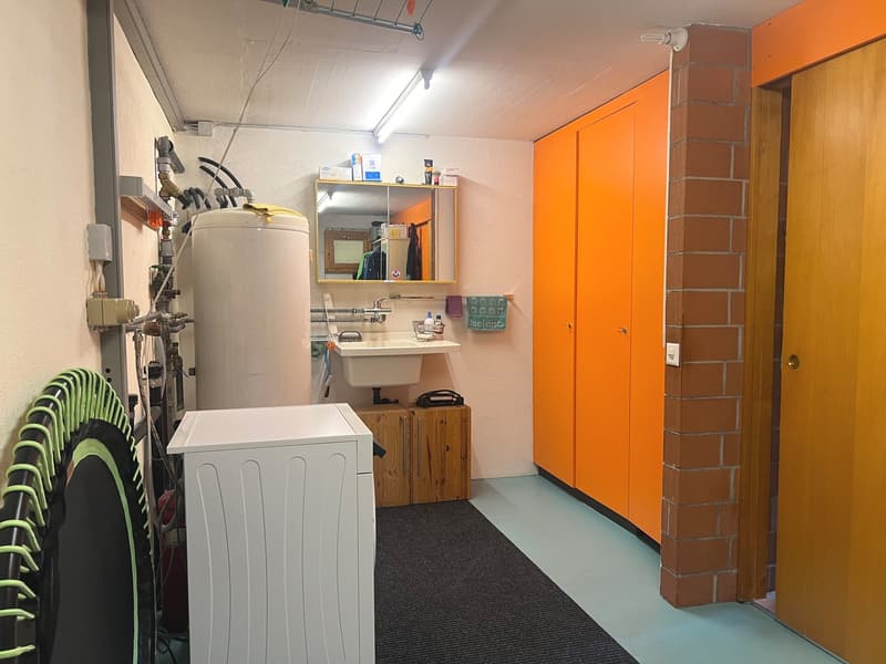 Wirtschaftsraum mit WM, Einbauschrank, Lavabo und Boiler