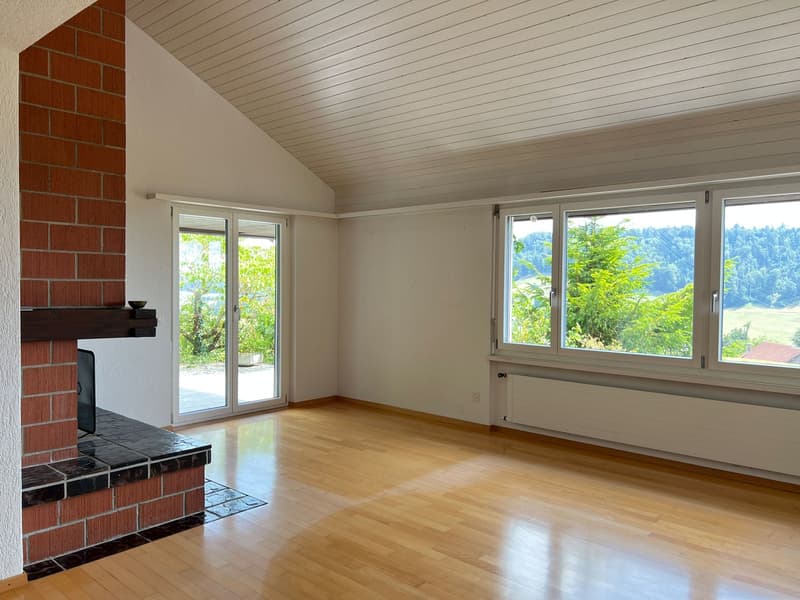 Wohnzimmer mit Cheminée und Ausgang auf den Sitzplatz