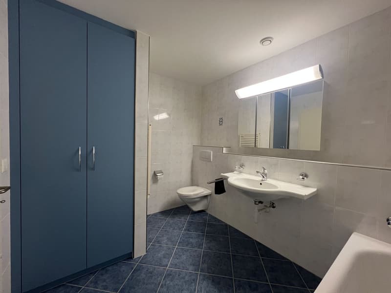 Bad mit Badewanne, Einbauschrank usw.