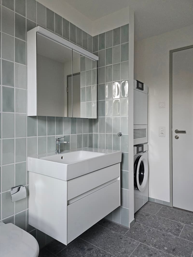 Bad mit  WC, Lavabao mit Unterbau und Waschmaschine / Tumbler