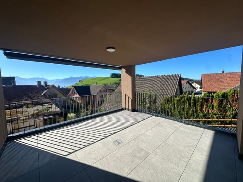 grosszügige Terrasse mit Aus- und Fernsicht südwest