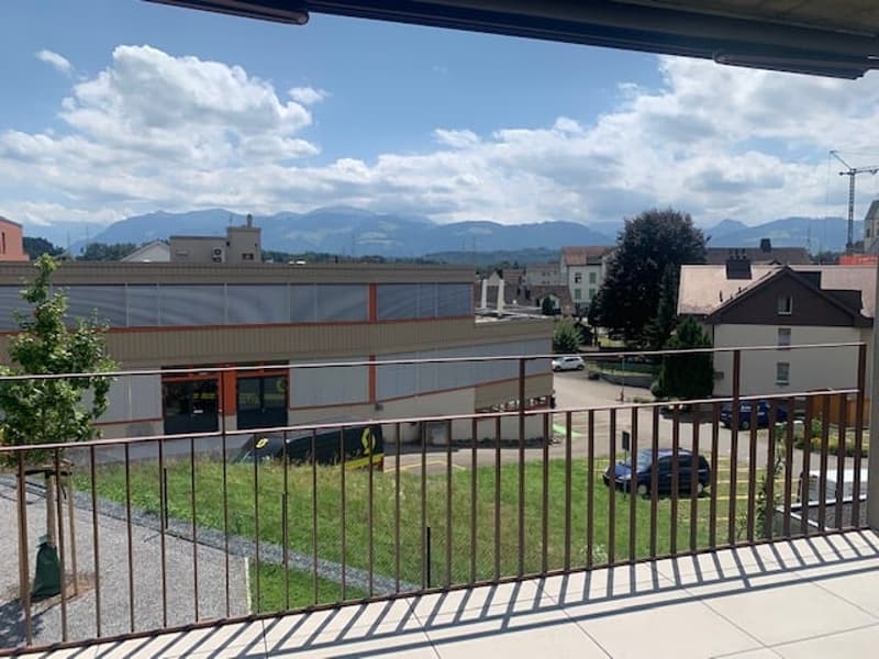 gedeckter Balkon mit Aus- und Fernsicht süd