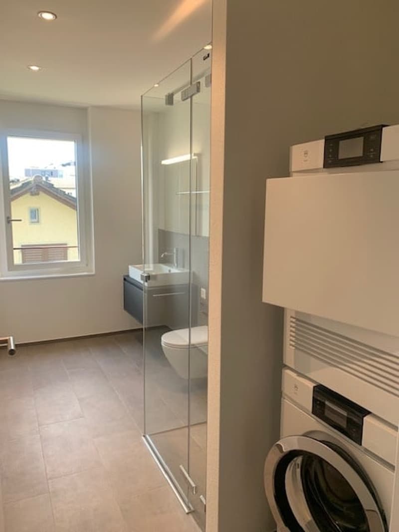 Dusche-WC mit Waschmaschine/Tumbler