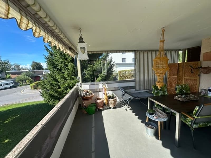 grosszügige, teilverglaste Balkonterrasse