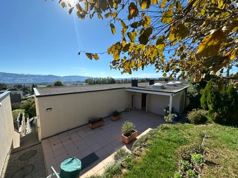 nördliche Gartenterrasse mit Geräteraum