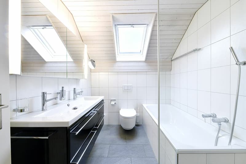 Gepflegtes und helles Badezimmer im OG