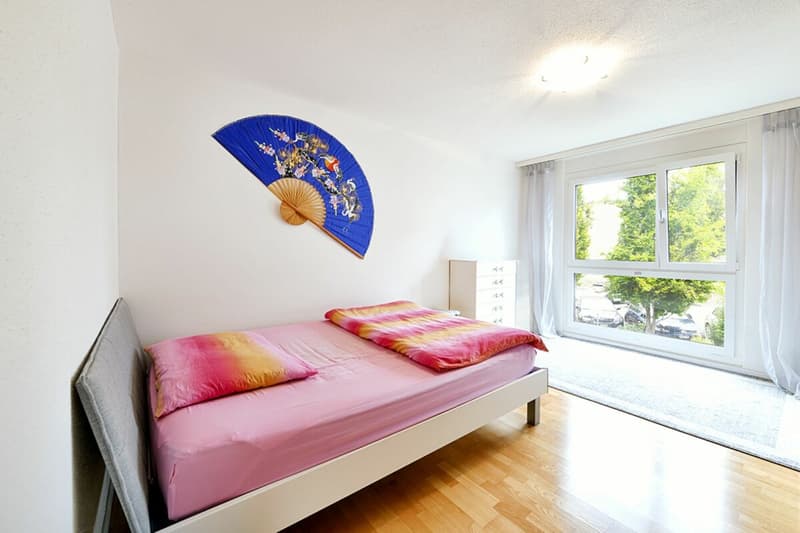 Schlafzimmer mit bodentiefen Fenstern und 15.4 m2 NWF