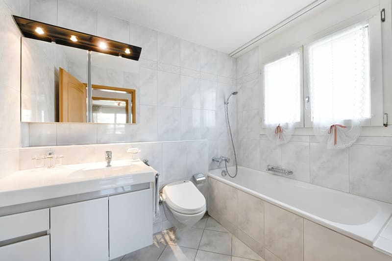 Grosses Badezimmer mit Badewanne, Lavabo, Dusch-WC und Fenster