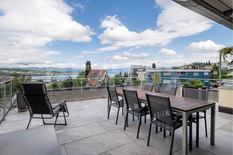 Gepflegtes 5.5-Zimmer-Terrassenhaus mit unverbaubarer Seesicht in Wädenswil! (2)