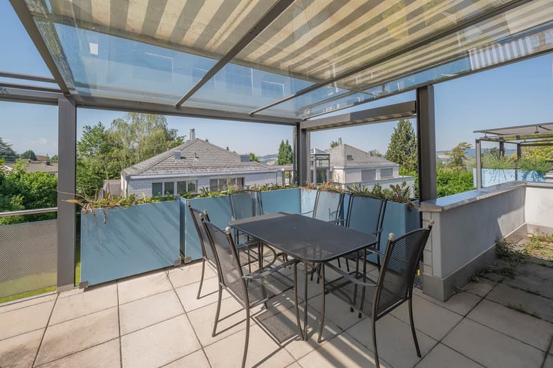 Charmante 2.5-Zimmer-Attikawohnung mit Terrasse in Uitikon (2)