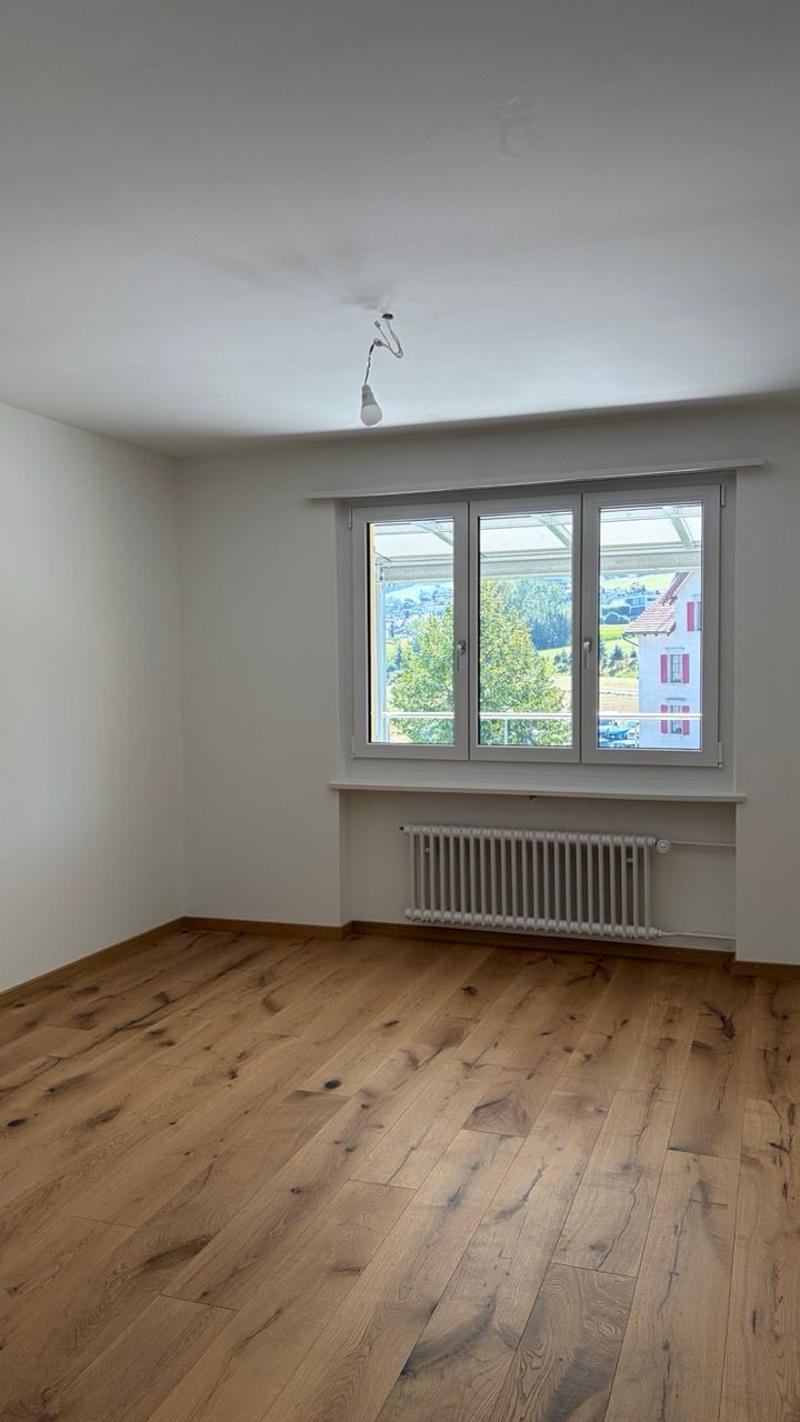 Zimmer mit Holzboden