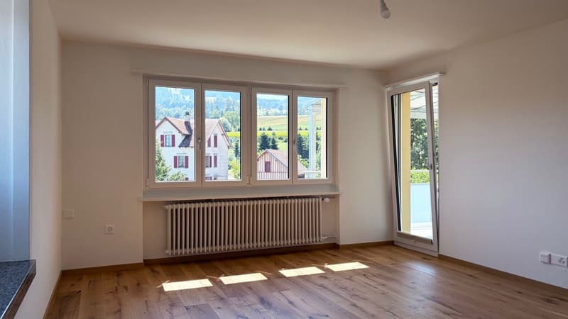Wohnzimmer mit Ausgang zum Balkon
