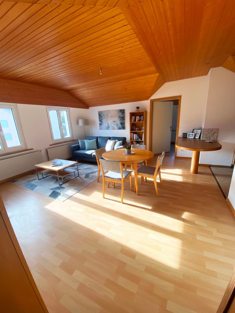 Charmant appartement de 3,5 pièces en mansarde dans un emplacement central à St. Gallen (2)