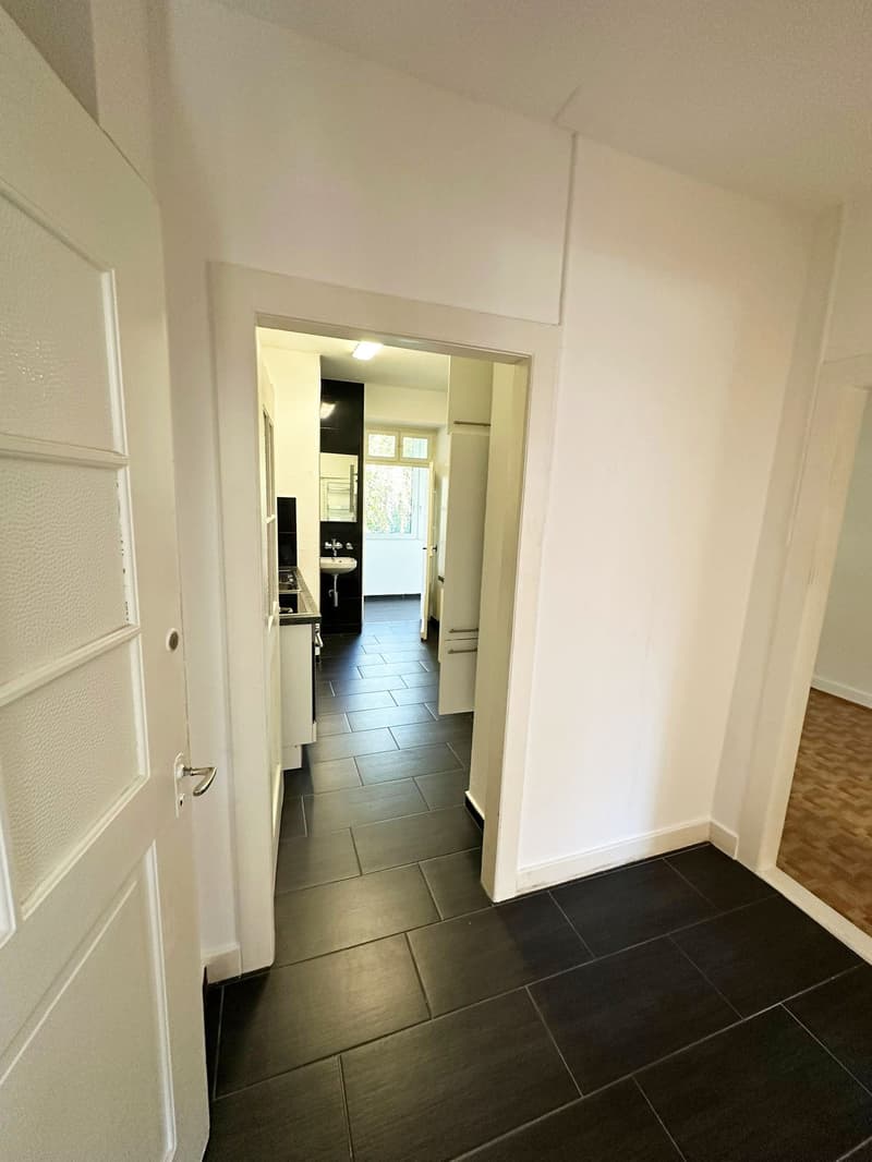 Charmante 2-Zimmerwohnung mit geschlossenem Balkon an der Schlossgasse 15, Basel (2)