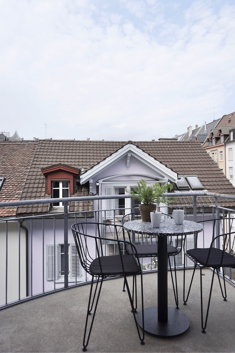 Modern furnished 2-bedroom apartment with balcony and weekly cleaning service for rent (14)
