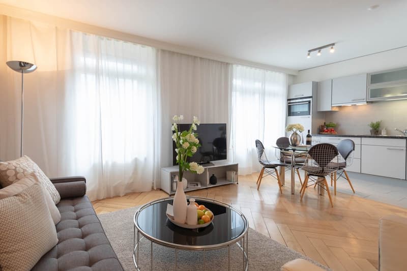 Spacious 1-bedroom apartment with balcony and weekly cleaning service for rent (1)