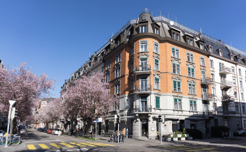 Spacious 1-bedroom apartment with balcony and weekly cleaning service for rent (11)