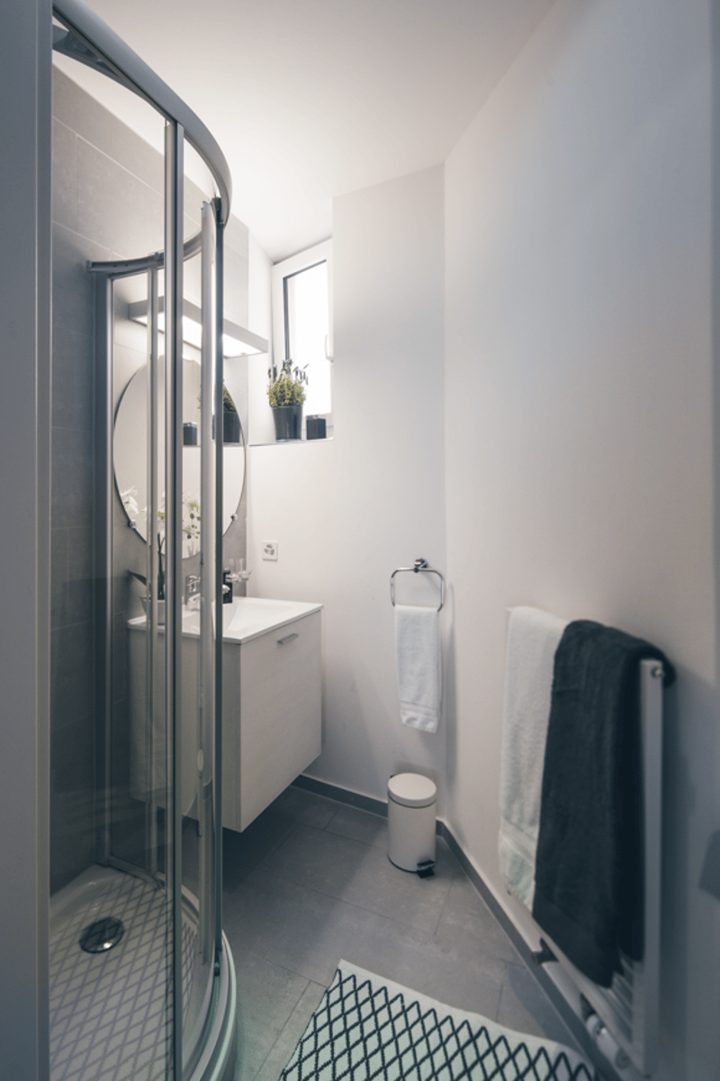 Spacious 1-bedroom apartment with balcony and weekly cleaning service for rent (8)