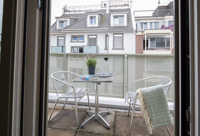 Modern Furnished 2-Room Penthouse Apartment with Balcony in Zürich Wiedikon (6)