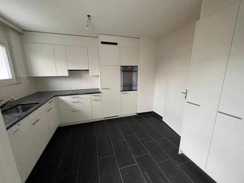 NEU renovierte, ruhige und sonnige 5 1/2 Attika-Zimmerwohnung (3)