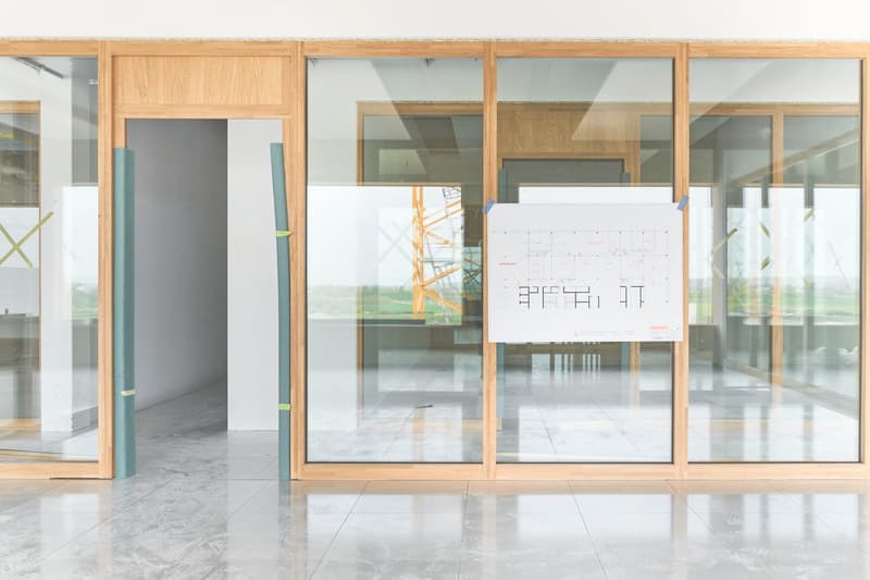 1'450 m² Schaufenster im Erdgeschoss: Showroom, Café oder Praxis im Main Campus, Basel (15)