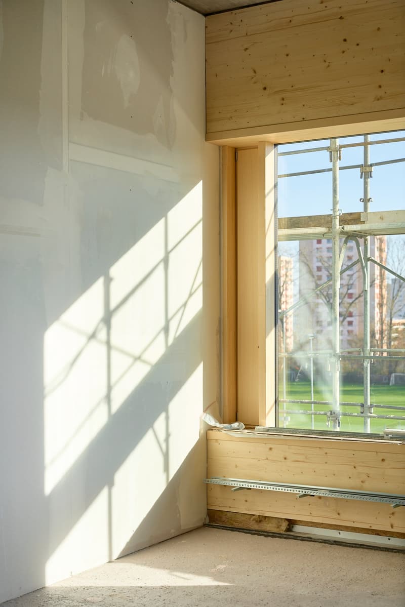 1'450 m² Schaufenster im Erdgeschoss: Showroom, Café oder Praxis im Main Campus, Basel (18)