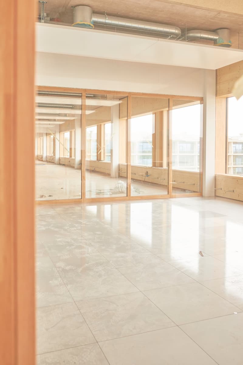 1'450 m² Schaufenster im Erdgeschoss: Showroom, Café oder Praxis im Main Campus, Basel (16)