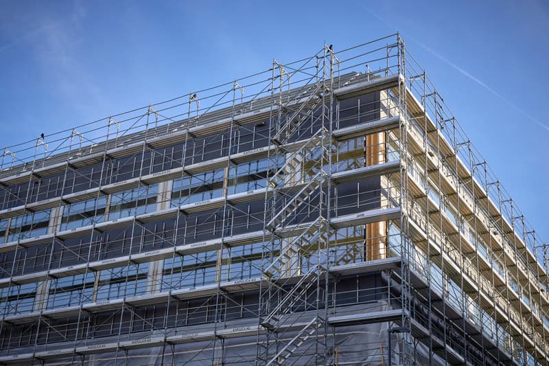 1'450 m² Schaufenster im Erdgeschoss: Showroom, Café oder Praxis im Main Campus, Basel (17)