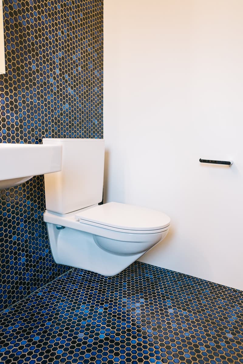 Badezimmer neben Schlafzimmer und begehbarem Schrank