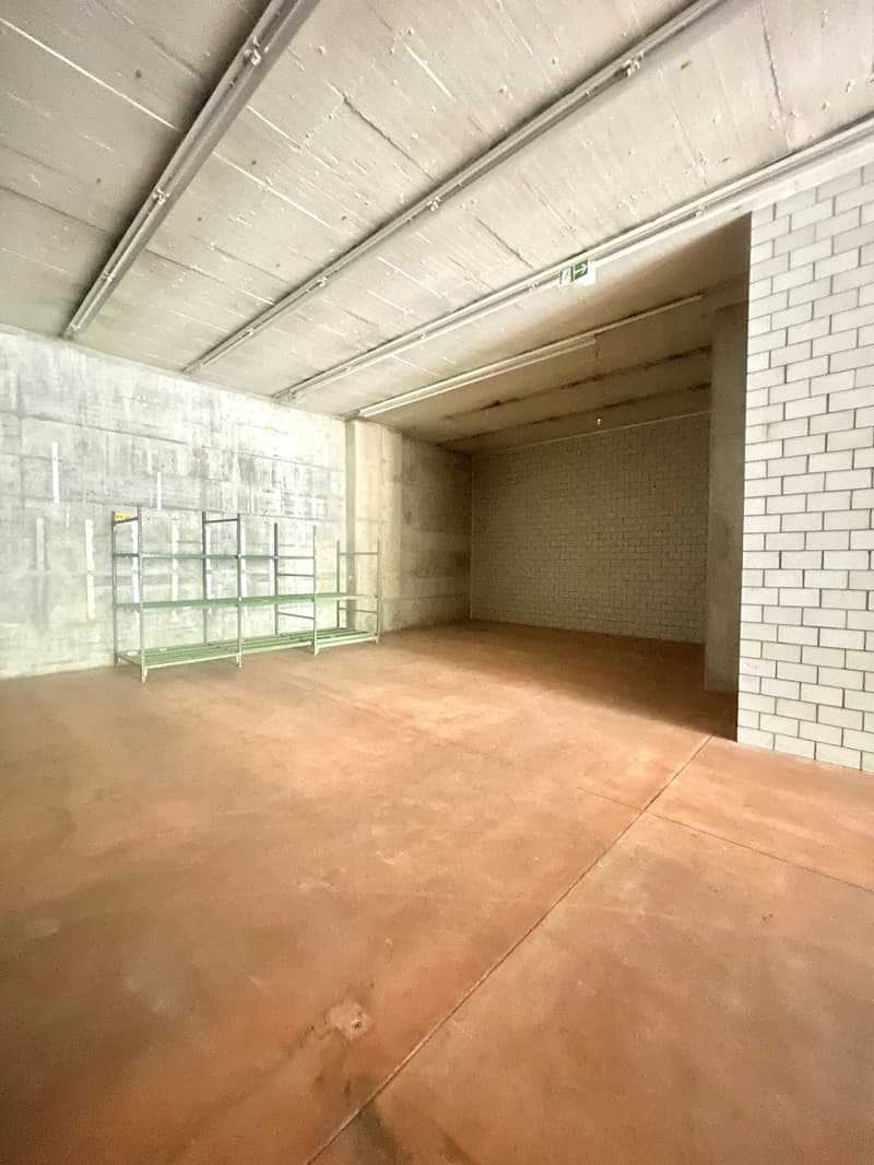 Versatile space for a pop-up store for rent on Thurgauerstrasse (7)