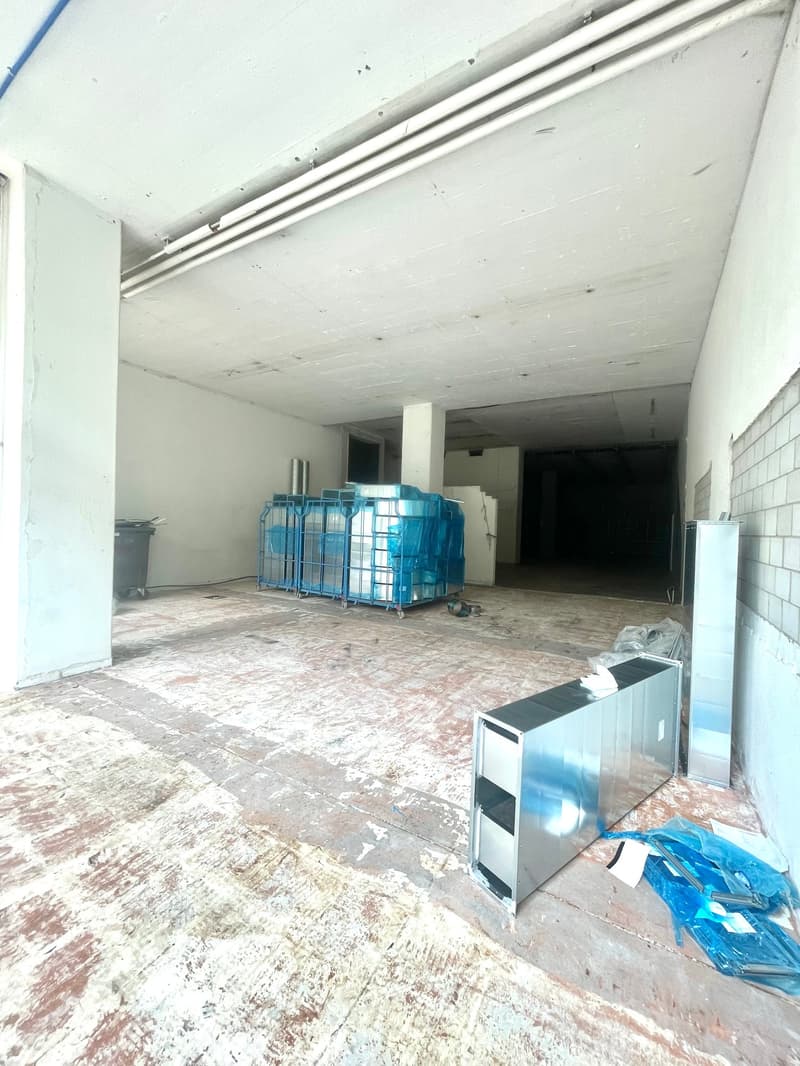 Versatile space for a pop-up store for rent on Thurgauerstrasse (3)
