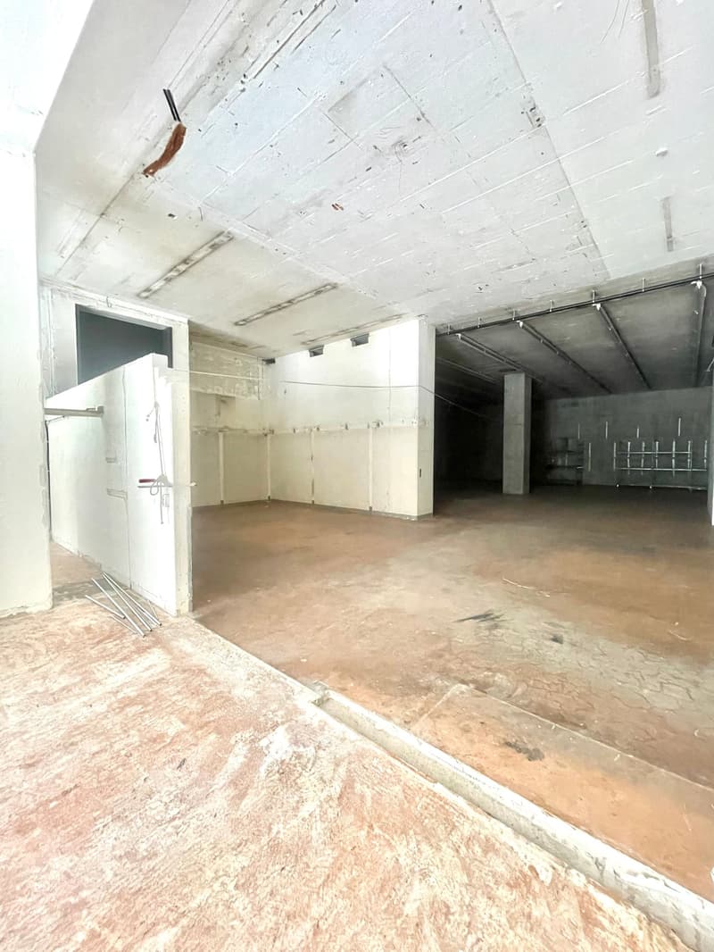 Versatile space for a pop-up store for rent on Thurgauerstrasse (2)