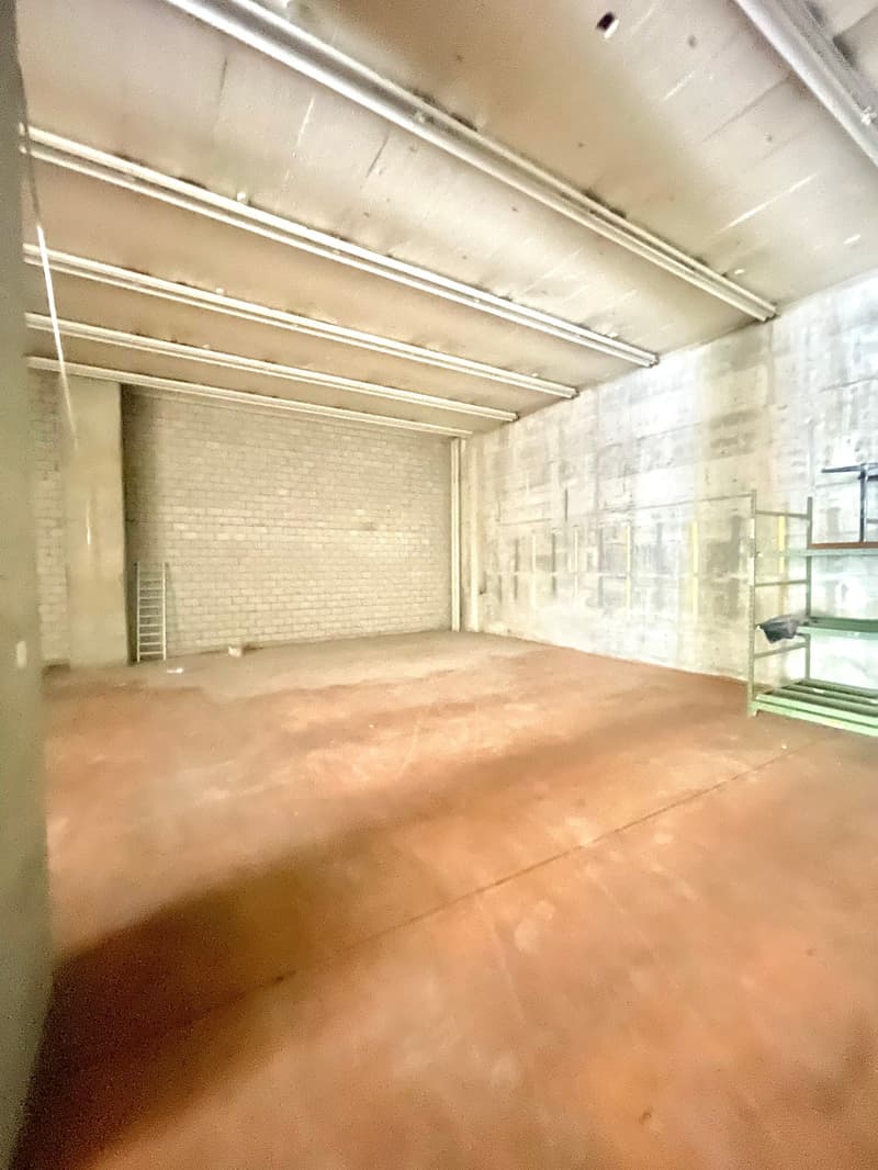 Versatile space for a pop-up store for rent on Thurgauerstrasse (5)