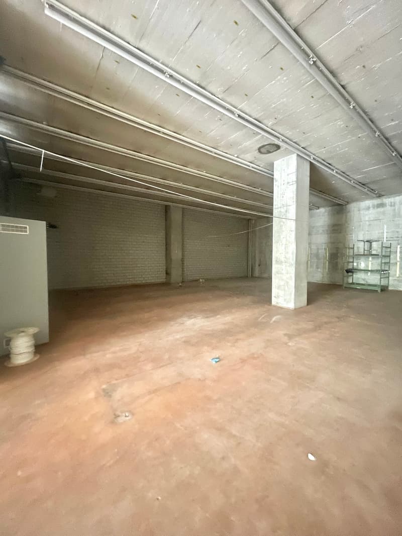 Versatile space for a pop-up store for rent on Thurgauerstrasse (6)