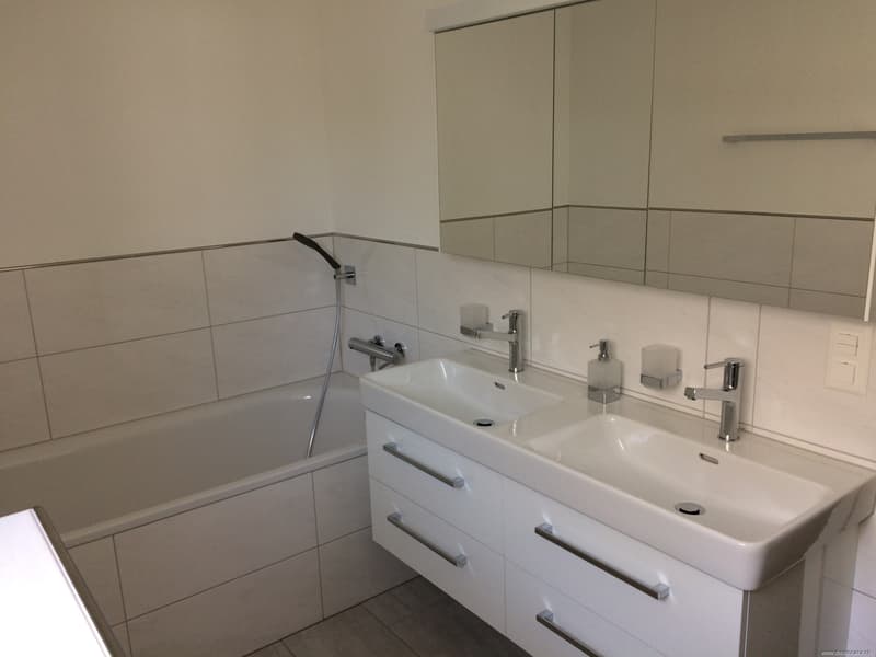 Badezimmer mit Badewann, Lavabo und WC