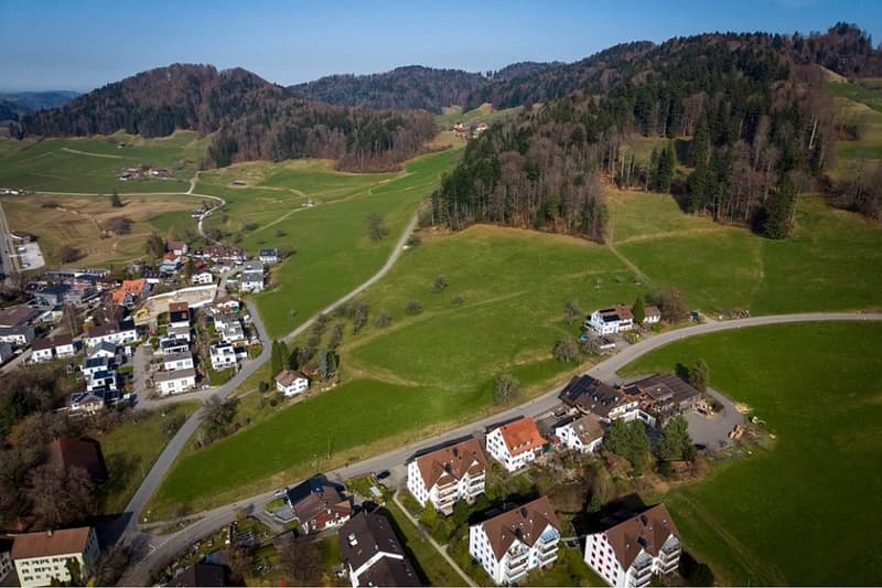 Molto spazio in una bella posizione con vista su Bäretswil (2)