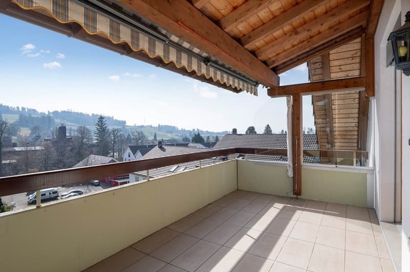Molto spazio in una bella posizione con vista su Bäretswil (3)