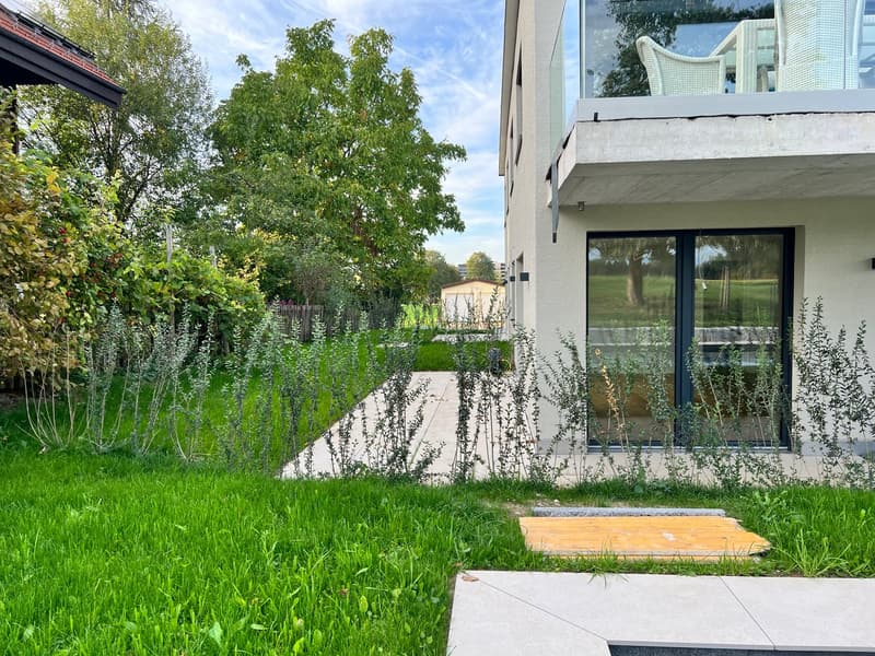 Sitzplatz - Die neu angelegte Bepflanzung rund um den Sitzplatz wird sich mit der Zeit zu einem natürlichen grünen Sichtschutz entwickeln und dem Aussenbereich eine schöne, geschützte Atmosphäre verleihen.