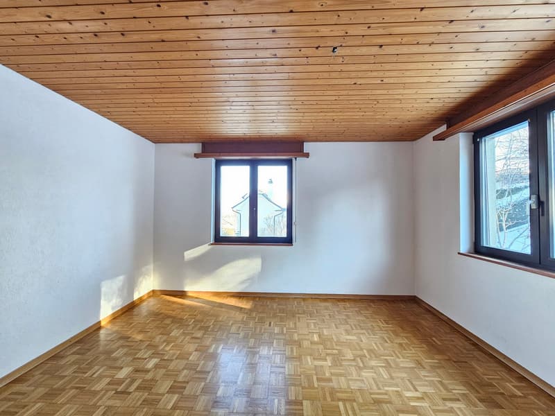 empty room, wooden floor, white walls, wooden ceiling, 2 windows