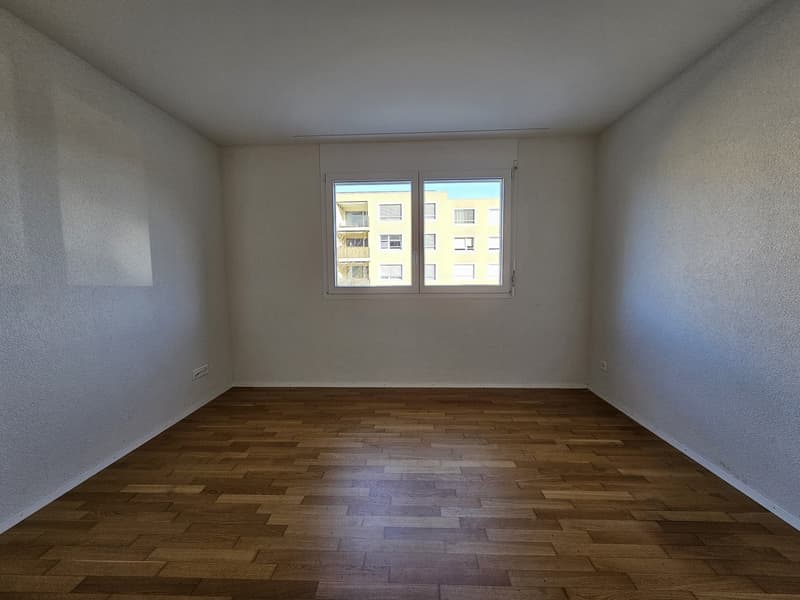 Grand appartement moderne avec balcon de 4,5 pièces (6)
