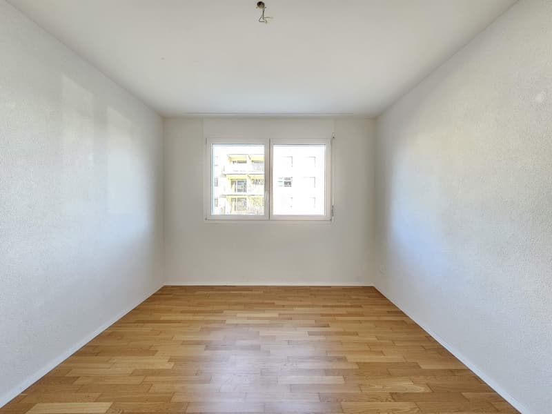 Grand appartement moderne avec balcon de 4,5 pièces (5)