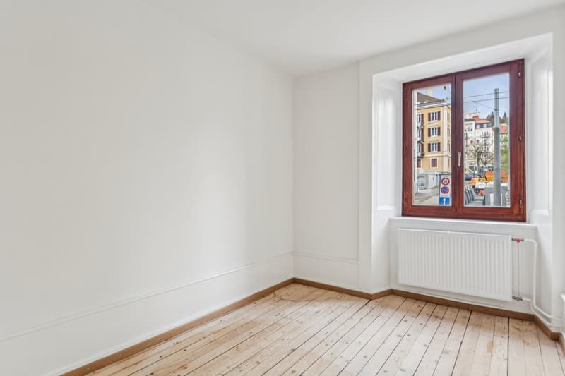 empty room, white walls, wooden floor, large window, radiator