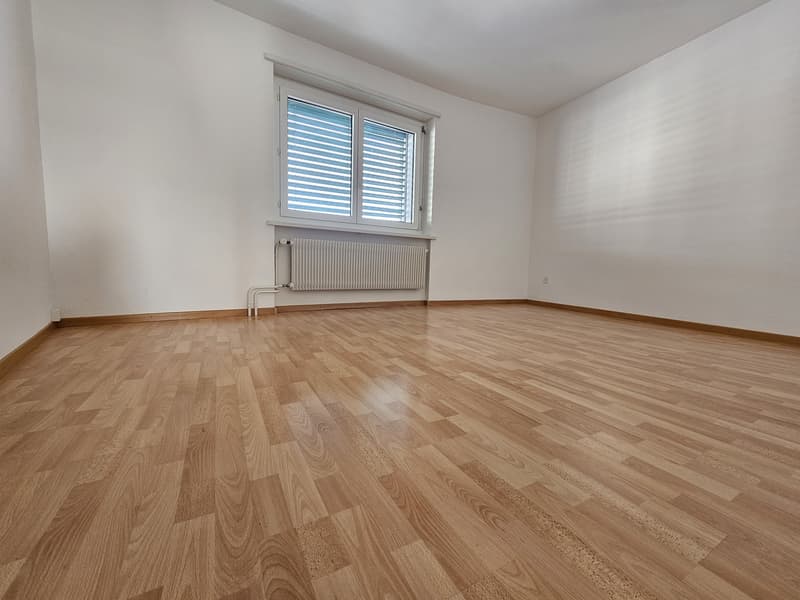 Wooden floor, white walls, white ceiling, windows with white shutters, central heating