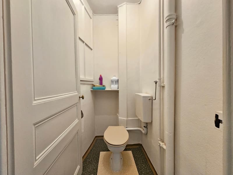 small bathroom, toilet, washbasin, shelves, white tiles